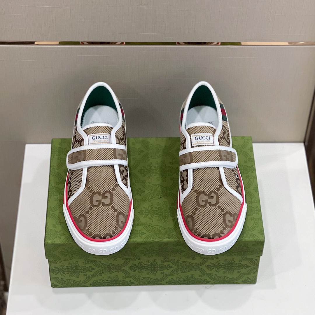 Gucci Men’s Maxi Gucci Tennis 1977 Sneaker Beige For Men 676092
