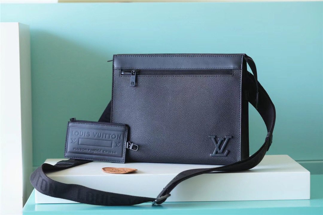 Louis Vuitton Messenger Voyage Aerogram Black For Men, Men’s Bags, Shoulder And Crossbody Bags 11in/28cm LV M59329
