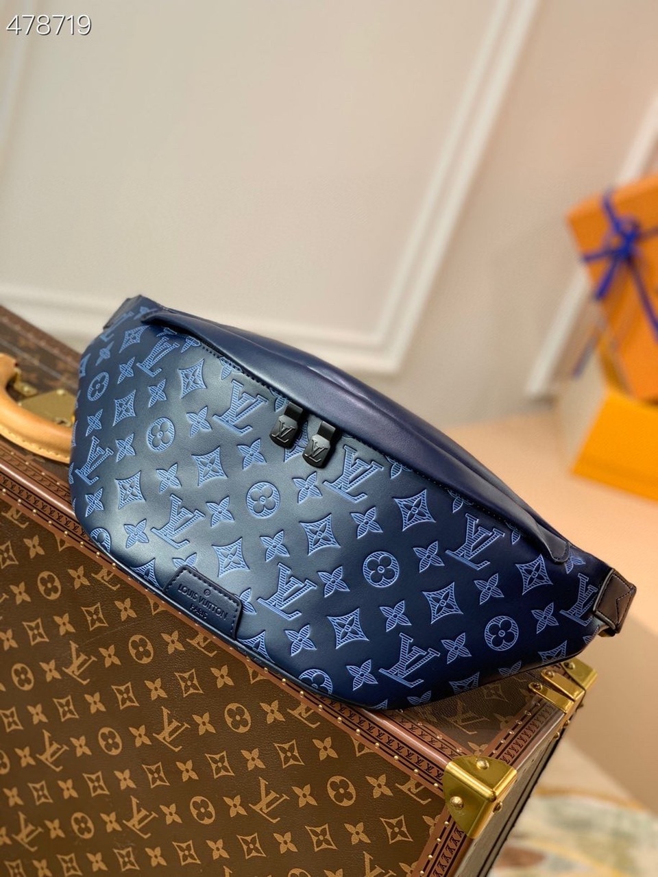 Louis Vuitton Discovery Bumbag PM Monogram Shadow Navy Blue For Men, Men’s Belt Bags 17.3in/44cm LV M45729