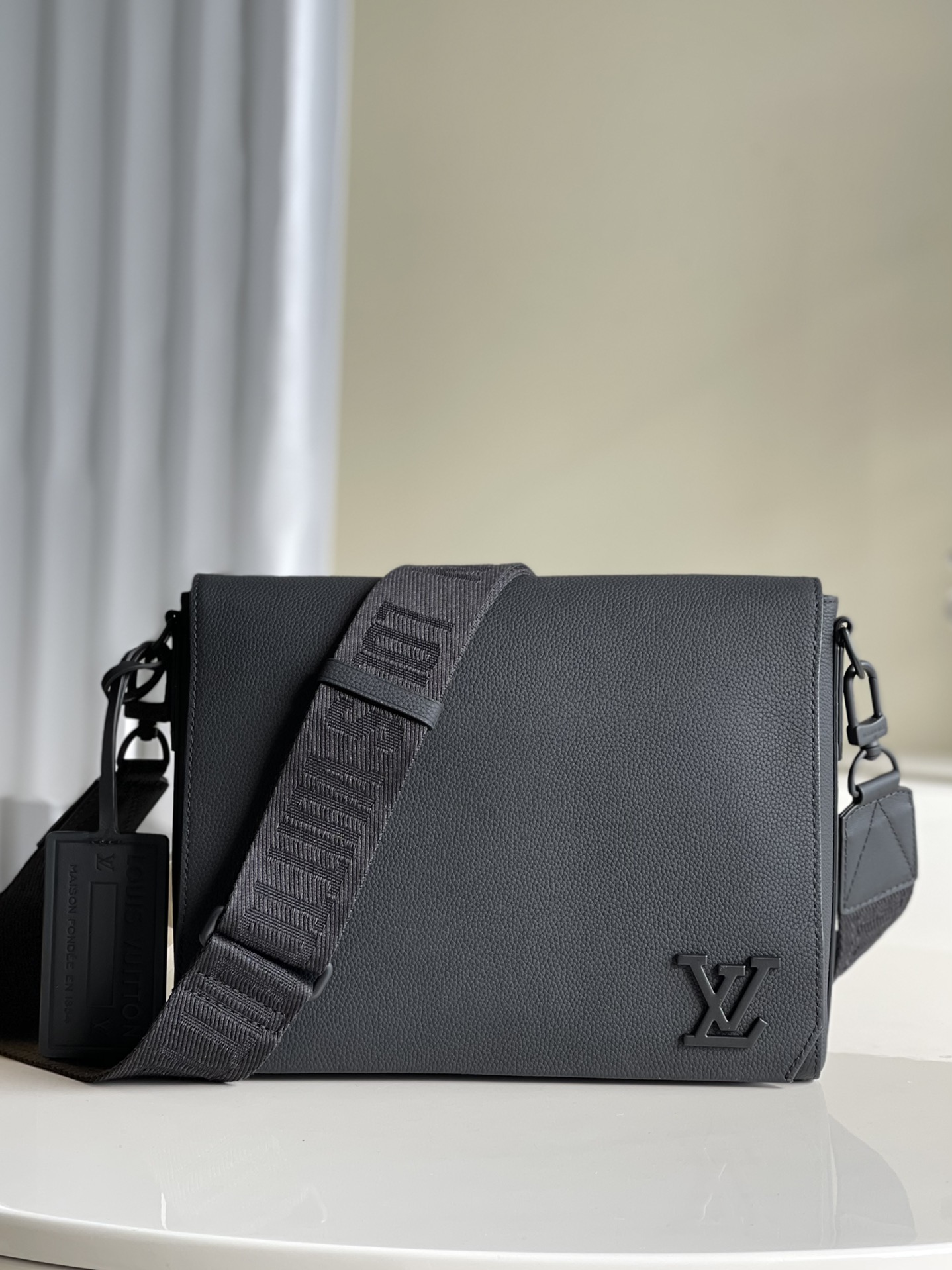 Louis Vuitton Messenger Grain Black For Men, Men’s Bags, Shoulder And Crossbody Bags 11in/28cm LV M57080