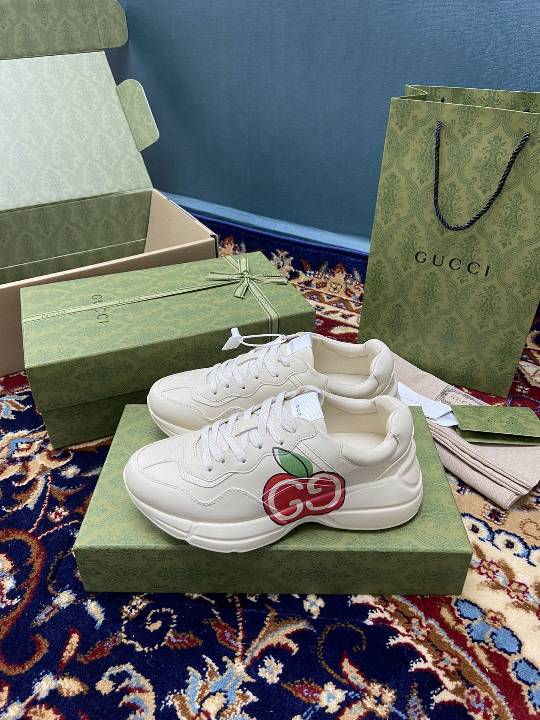 Gucci Men’s Rhyton Sneaker With Gucci Apple White Ivory For Men 609343 DRW00 9522